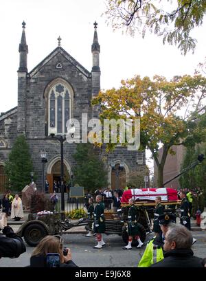 Toronto, Canada. 28 ott 2014. La bara del caporale Nathan Cirillo arriva a Cristo che è la Chiesa Cattedrale durante il suo corteo funebre in Hamilton, Canada, 28 ottobre 2014. Caporale Nathan Cirillo, il 24-anno-vecchio reservist, ricevuto il martedì nella sua città natale di Hamilton, Ontario, un reggimento funerale provinciale il raccordo per il primo dovere soldato canadese di essere ucciso sul suolo canadese da un atto di terrorismo internazionale. Credito: Zou Zheng/Xinhua/Alamy Live News Foto Stock