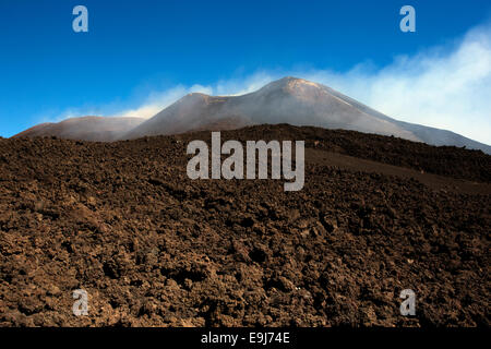 Chiara giornata di sole sul Monte Etna Sicilia. Foto Stock
