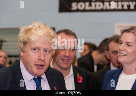 Londra, Regno Unito. 28 ottobre, 2014. Il sindaco di Londra Boris Johnson ha visitato una sessione di formazione alla lotta per la pace accademia di North Woolwich, Newham dove ha incontrato alcuni giovani di essere aiutato dalla carità. Lotta per la Pace utilizza il pugilato e arti marziali combinate con educazione e sviluppo personale per realizzare il potenziale dei giovani nel quartiere a rischio di criminalità e violenza. Ha istituito per la prima volta a Rio nel 2000 da Luca Dowdney MBE, è stato replicato in Newham in 2007e si sta espandendo a livello globale. Credito: Stephen Chung/Alamy Live News Foto Stock