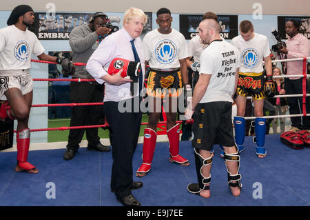 Londra, Regno Unito. 28 ottobre, 2014. Il sindaco di Londra Boris Johnson ha visitato una sessione di formazione alla lotta per la pace accademia di North Woolwich, Newham dove ha incontrato alcuni giovani di essere aiutato dalla carità. Lotta per la Pace utilizza il pugilato e arti marziali combinate con educazione e sviluppo personale per realizzare il potenziale dei giovani nel quartiere a rischio di criminalità e violenza. Ha istituito per la prima volta a Rio nel 2000 da Luca Dowdney MBE, è stato replicato in Newham in 2007e si sta espandendo a livello globale. Nella foto : il sindaco nell'anello. Credito: Stephen Chung/Alamy Live News Foto Stock