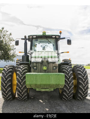 John Deere 8335R il trattore. Vista è dalla parte anteriore a testa alta. Foto Stock