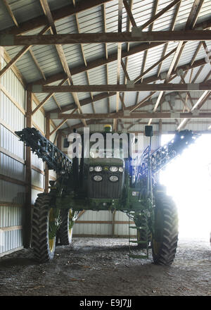 John Deere 4730 spray in un granaio di apparecchiature. Foto Stock