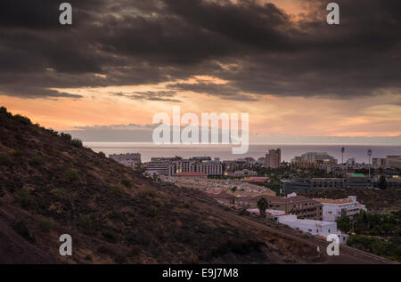 Guardando verso La Gomera dopo il tramonto dal Montana Chayofita, sopra la località di villeggiatura di Playa Las Americas Tenerife Foto Stock