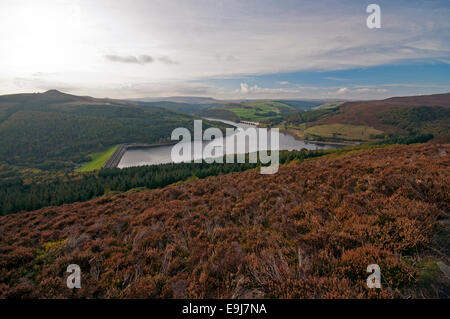 La vista dal bordo Bamford nel Parco Nazionale di Peak District, con serbatoio Ladybower nella Derwent Valley qui di seguito. Foto Stock