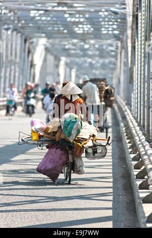 Il traffico intenso su un ponte, Hanoi, Vietnam. Foto Stock