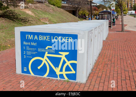 Armadietto di bicicletta scatole di noleggio presso la stazione della metropolitana - Alexandria, Virginia, Stati Uniti d'America Foto Stock