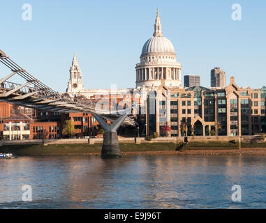 Vista la sede del vecchio mutuo in Londra, il Millennium Bridge House, 2 Lambeth Hill, London EC4 sulla sponda nord attraverso il Fiume Tamigi Foto Stock