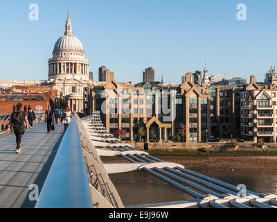 Vista della riva nord sede del vecchio mutuo in Londra, il Millennium Bridge House, 2 Lambeth Hill, Londra EC4V 4gg con la Cattedrale di St Paul e dietro Foto Stock