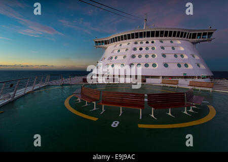 La parte anteriore (prua) di Royal Caribbean la nave di avventuriero dei mari. Foto Stock