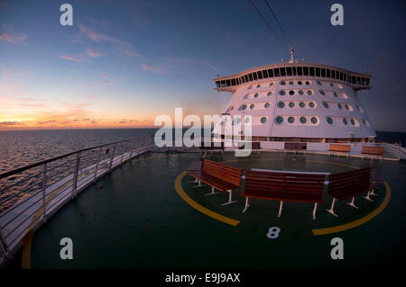 La parte anteriore (prua) di Royal Caribbean la nave di avventuriero dei mari. Foto Stock