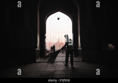 Agra, Uttar Pradesh, India. 27 ott 2014. Taj Mahal è il migliore esempio di architettura di Mughal, in Agra, Uttar Pradesh, India e maestosamente situato sulle rive del fiume Yamuna. Realizzata in marmo bianco e riconosciuto da una grande cupola bianca, il Taj Mahal (Crown Palace) è sinonimo di amore e romanticismo. È considerato uno dei più ammirati opere d'arte, così come un famoso punto di riferimento e un'attrazione turistica che richiama ogni anno milioni di visitatori. © Abhijit Chakraborty/ZUMA filo/ZUMAPRESS.com/Alamy Live News Foto Stock