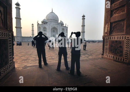 Agra, Uttar Pradesh, India. 27 ott 2014. Taj Mahal è il migliore esempio di architettura di Mughal, in Agra, Uttar Pradesh, India e maestosamente situato sulle rive del fiume Yamuna. Realizzata in marmo bianco e riconosciuto da una grande cupola bianca, il Taj Mahal (Crown Palace) è sinonimo di amore e romanticismo. È considerato uno dei più ammirati opere d'arte, così come un famoso punto di riferimento e un'attrazione turistica che richiama ogni anno milioni di visitatori. © Abhijit Chakraborty/ZUMA filo/ZUMAPRESS.com/Alamy Live News Foto Stock