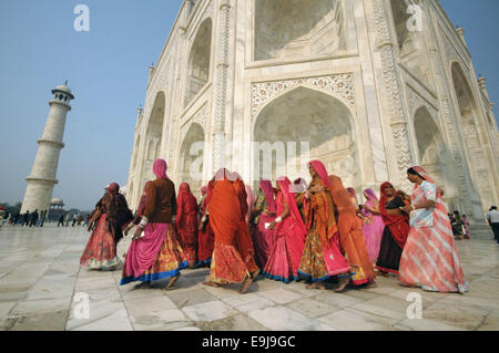 Agra, Uttar Pradesh, India. 27 ott 2014. Taj Mahal è il migliore esempio di architettura di Mughal, in Agra, Uttar Pradesh, India e maestosamente situato sulle rive del fiume Yamuna. Realizzata in marmo bianco e riconosciuto da una grande cupola bianca, il Taj Mahal (Crown Palace) è sinonimo di amore e romanticismo. È considerato uno dei più ammirati opere d'arte, così come un famoso punto di riferimento e un'attrazione turistica che richiama ogni anno milioni di visitatori. © Abhijit Chakraborty/ZUMA filo/ZUMAPRESS.com/Alamy Live News Foto Stock