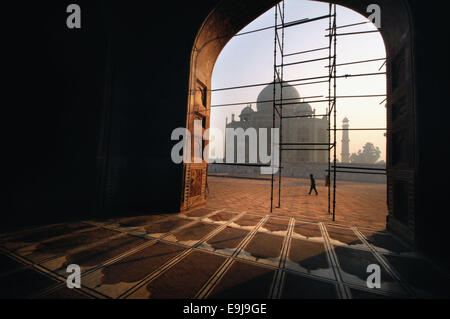 Agra, Uttar Pradesh, India. 27 ott 2014. Taj Mahal è il migliore esempio di architettura di Mughal, in Agra, Uttar Pradesh, India e maestosamente situato sulle rive del fiume Yamuna. Realizzata in marmo bianco e riconosciuto da una grande cupola bianca, il Taj Mahal (Crown Palace) è sinonimo di amore e romanticismo. È considerato uno dei più ammirati opere d'arte, così come un famoso punto di riferimento e un'attrazione turistica che richiama ogni anno milioni di visitatori. © Abhijit Chakraborty/ZUMA filo/ZUMAPRESS.com/Alamy Live News Foto Stock