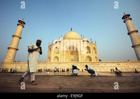 Agra, Uttar Pradesh, India. 27 ott 2014. Taj Mahal è il migliore esempio di architettura di Mughal, in Agra, Uttar Pradesh, India e maestosamente situato sulle rive del fiume Yamuna. Realizzata in marmo bianco e riconosciuto da una grande cupola bianca, il Taj Mahal (Crown Palace) è sinonimo di amore e romanticismo. È considerato uno dei più ammirati opere d'arte, così come un famoso punto di riferimento e un'attrazione turistica che richiama ogni anno milioni di visitatori. © Abhijit Chakraborty/ZUMA filo/ZUMAPRESS.com/Alamy Live News Foto Stock