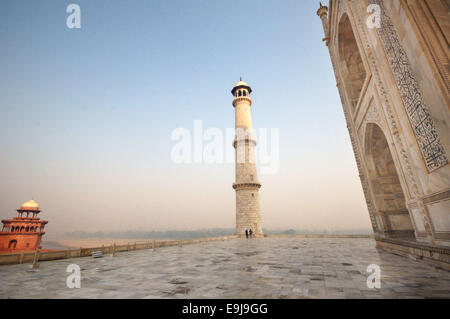 Agra, Uttar Pradesh, India. 27 ott 2014. Taj Mahal è il migliore esempio di architettura di Mughal, in Agra, Uttar Pradesh, India e maestosamente situato sulle rive del fiume Yamuna. Realizzata in marmo bianco e riconosciuto da una grande cupola bianca, il Taj Mahal (Crown Palace) è sinonimo di amore e romanticismo. È considerato uno dei più ammirati opere d'arte, così come un famoso punto di riferimento e un'attrazione turistica che richiama ogni anno milioni di visitatori. © Abhijit Chakraborty/ZUMA filo/ZUMAPRESS.com/Alamy Live News Foto Stock