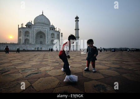 Agra, Uttar Pradesh, India. 27 ott 2014. Taj Mahal è il migliore esempio di architettura di Mughal, in Agra, Uttar Pradesh, India e maestosamente situato sulle rive del fiume Yamuna. Realizzata in marmo bianco e riconosciuto da una grande cupola bianca, il Taj Mahal (Crown Palace) è sinonimo di amore e romanticismo. È considerato uno dei più ammirati opere d'arte, così come un famoso punto di riferimento e un'attrazione turistica che richiama ogni anno milioni di visitatori. © Abhijit Chakraborty/ZUMA filo/ZUMAPRESS.com/Alamy Live News Foto Stock