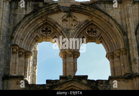 Rievaulx Abbey, dettaglio della finestra nella chiesa, North York Moors National Park, North Yorkshire, Inghilterra 030915 0323 Foto Stock