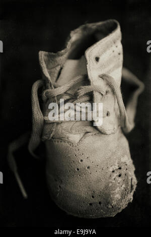 Una fotografia di close-up di un antico scarpe per bambini. Foto Stock