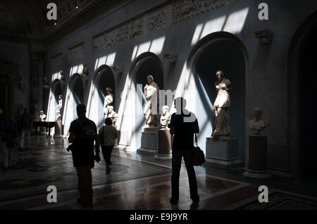 Roma, Italia - 16 Maggio 2012: visitatori presso i Musei Vaticani, la nuova ala ( Braccio Nuovo) Foto Stock