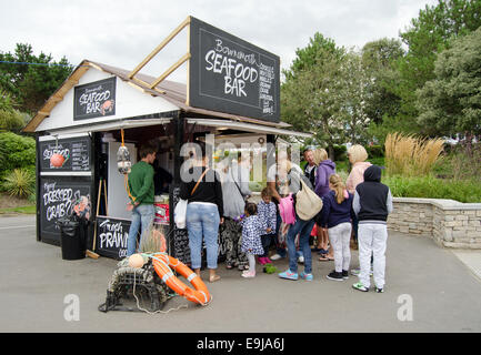 I clienti in coda per acquistare il pesce a seafood bar in Bournemouth Dorset, Regno Unito Foto Stock