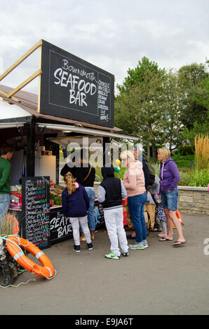 I clienti in coda per acquistare il pesce a seafood bar in Bournemouth Dorset, Regno Unito Foto Stock