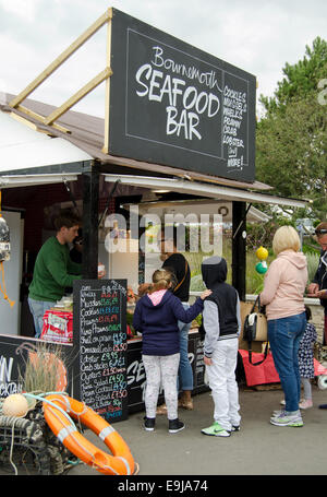 I clienti in coda per acquistare il pesce a seafood bar in Bournemouth Dorset, Regno Unito Foto Stock