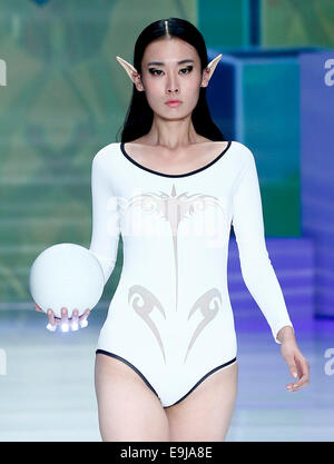 Pechino, Cina. 28 ott 2014. Un modello presenta un design di abbigliamento sportivo nel nono Cina attrezzature sportive concorso di progettazione durante la China Fashion Week 2015 S/S raccolta a Pechino, capitale della Cina, 28 ottobre 2014. Credito: Chen Jianli/Xinhua/Alamy Live News Foto Stock