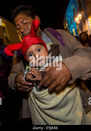 Un bambino vestito come un diavolo durante il Giorno dei Morti Festival noto in spagnolo come d'un de Muertos su ottobre 25, 2014 in Oaxaca, Messico. Foto Stock