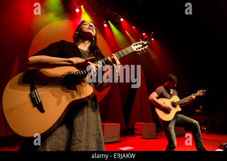 Detroit, Michigan, Stati Uniti d'America. 25 ott 2014. Rodrigo Sanchez e Gabriela Quintero di Rodrigo y Gabriela eseguire su di loro 9 morti vivi Tour presso il Fillmore a Detroit, MI su 25 Ottobre 2014 © Marc Nader/ZUMA filo/Alamy Live News Foto Stock