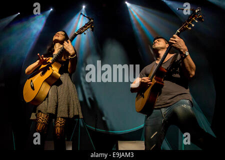 Detroit, Michigan, Stati Uniti d'America. 25 ott 2014. Rodrigo Sanchez e Gabriela Quintero di Rodrigo y Gabriela eseguire su di loro 9 morti vivi Tour presso il Fillmore a Detroit, MI su 25 Ottobre 2014 © Marc Nader/ZUMA filo/Alamy Live News Foto Stock