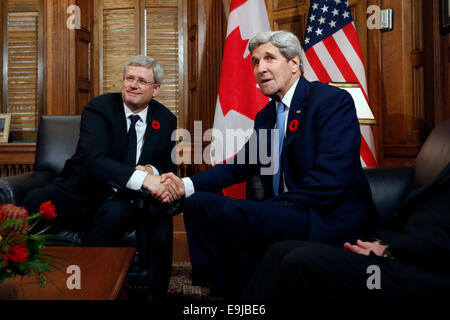 Ottawa. 28 ott 2014. Canada il Primo Ministro Stephen Harper (L) si riunisce con il Segretario di Stato americano John Kerry a Ottawa il 28 ottobre 2014. Credito: David Kawai/Xinhua/Alamy Live News Foto Stock