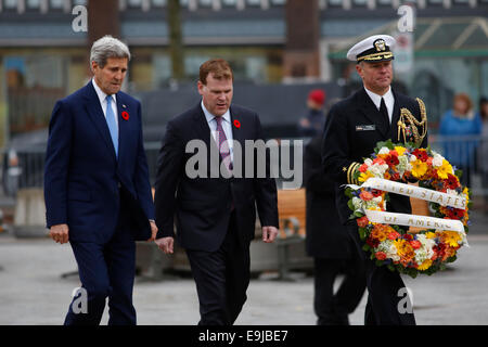 Ottawa, Canada. 28 ott 2014. Il Segretario di Stato americano John Kerry (1L), accompagnata dal Canada il Ministro degli Esteri di John Baird, passeggiate per deporre una corona e pagare il suo rispetto alla guardia ucciso la scorsa settimana presso il National War Memorial a Ottawa, capitale del Canada, 28 ottobre 2014. Credito: David Kawai/Xinhua/Alamy Live News Foto Stock