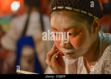 Opera Cinese performer si prepara per una performance al Festival vegetariano a Bangkok, in Thailandia Foto Stock