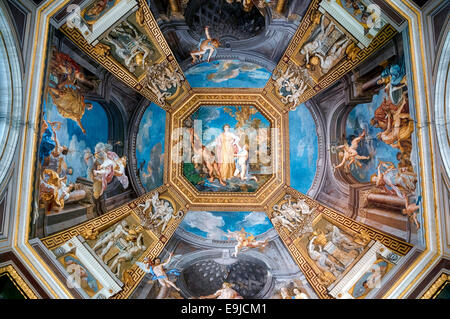 Roma, Italia - 16 Maggio 2012: affresco dipinto sul soffitto nei Musei Vaticani. Foto Stock