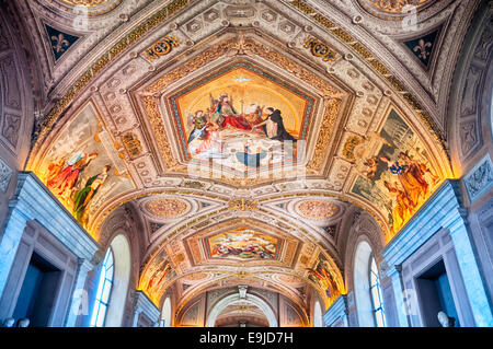 Roma, Italia - 16 Maggio 2012: affresco dipinto sul soffitto nei Musei Vaticani. Foto Stock