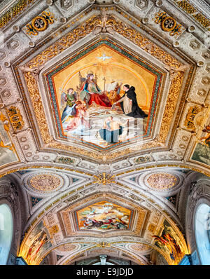 Roma, Italia - 16 Maggio 2012: affresco dipinto sul soffitto nei Musei Vaticani. Foto Stock
