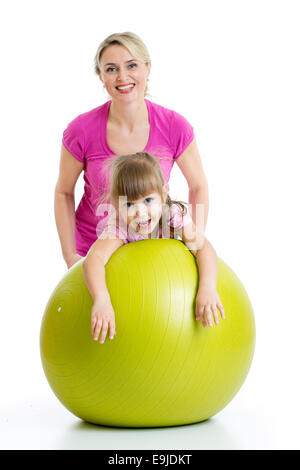 Madre facendo ginnastica con kid sulla sfera di fitness Foto Stock