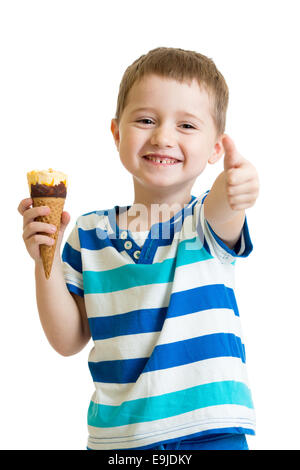 Kid a mangiare il gelato e mostrando buone condizioni segno Foto Stock