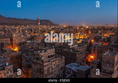Panorama di Sanaa di notte, Yemen Foto Stock