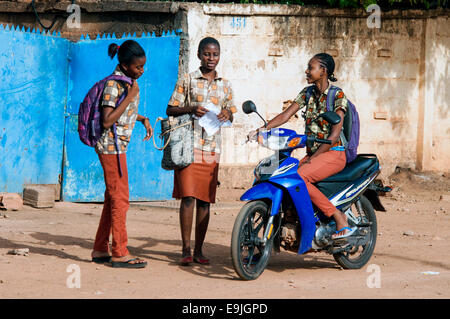 Scena di strada con gli adolescenti, Ouagadougou, Burkina Faso Foto Stock