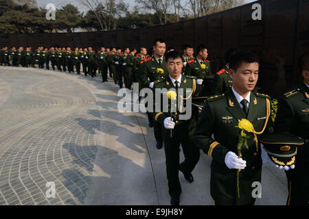 (141029) -- SHENYANG, Ottobre 29, 2014 (Xinhua) -- soldati a piedi passato una parete monumento portante i nomi della Guerra di Corea (1950-1953) martiri durante la partecipazione a una cerimonia di sepoltura per i resti di 437 del popolo cinese Esercito Volontari (CPVA) soldati morti durante la Guerra di Corea, a Shenyang, capitale del nord-est della Cina di Provincia di Liaoning, Ottobre 29, 2014. Una cerimonia di sepoltura per i resti di 437 CPVA soldati morti durante la Guerra di Corea si è tenuta mercoledì a una guerra martire nel cimitero di Shenyang. I resti dei 437 martiri della guerra era stata tenuta in Corea del Sud prima che sono stati restituiti alla Cina nel marzo scorso. (Xi Foto Stock