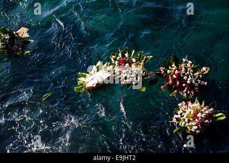 L'Avana, Cuba. 28 ott 2014. Fiori galleggiante sul mare durante una cerimonia di commemorazione Camilo Cienfuegos all Avana, capitale di Cuba, su 28 Ottobre, 2014. Migliaia di cubani hanno marciato dalla piazza rivoluzionario al mare per offrire fiori per commemorare Camilo Cienfuegos martedì. Cuba su Martedì segnato il cinquantacinquesimo anniversario della morte di Camilo Cienfuegos. Camilo, lungo con Fidel Castro e Che Guevara, sono i tre comandanti in capo della rivoluzione cubana. Morì in un incidente di volo all'età di 27. Credito: Liu Bin/Xinhua/Alamy Live News Foto Stock