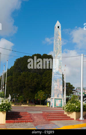Dominikanische Republik, Osteno, La Romana, Obelisco an der Avenida Libertad