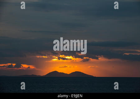 Tramonto sulla costa occidentale dell isola di Flores, Komodo, Nusa Tenggara Timur, Indonesia Foto Stock