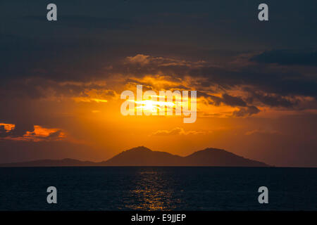 Tramonto sulla costa occidentale dell isola di Flores, Komodo, Nusa Tenggara Timur, Indonesia Foto Stock