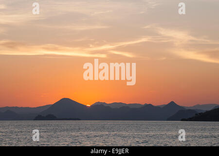 Tramonto sulla costa occidentale dell isola di Flores, Komodo, Nusa Tenggara Timur, Indonesia Foto Stock