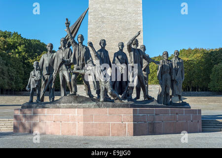 A Buchenwald Memorial, bronzo figura gruppo da Fritz Cremer, Ettersberg, Weimar, Turingia, Germania Foto Stock