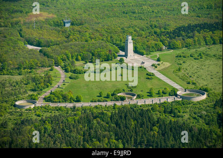 A Buchenwald Memorial, l'ex campo di concentramento, motivi con torre campanaria, vista aerea, Ettersberg, Weimar, Turingia, Germania Foto Stock