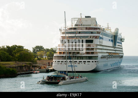 Dominikanische republik, Osteno, la romana, kreuzfahrtschiff aida und ausflugsboot zur insel catalina in der mündung des rio sala Foto Stock
